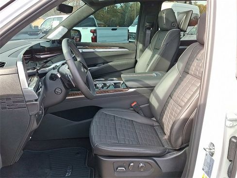Certified 2025 Cadillac Escalade ESV Sport Platinum image 12
