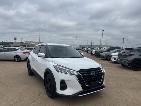 Used 2023 Nissan Kicks SV image 2