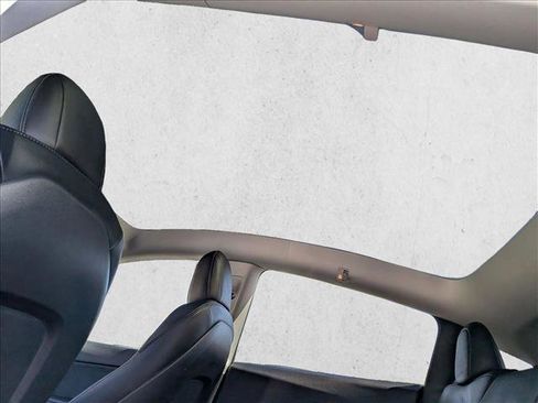 Used 2022 Tesla Model Y Long Range image 19