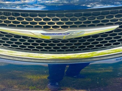 Used 2017 Chrysler Pacifica Touring-L FWD image 30