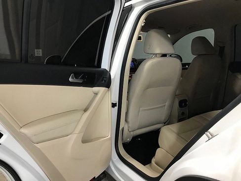 Used 2017 Volkswagen Tiguan S image 18