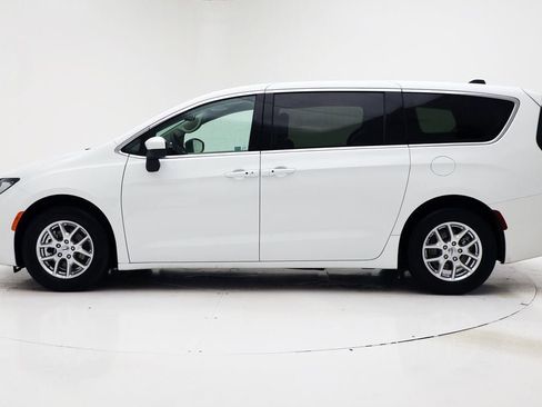 Used 2023 Chrysler Voyager LX image 5