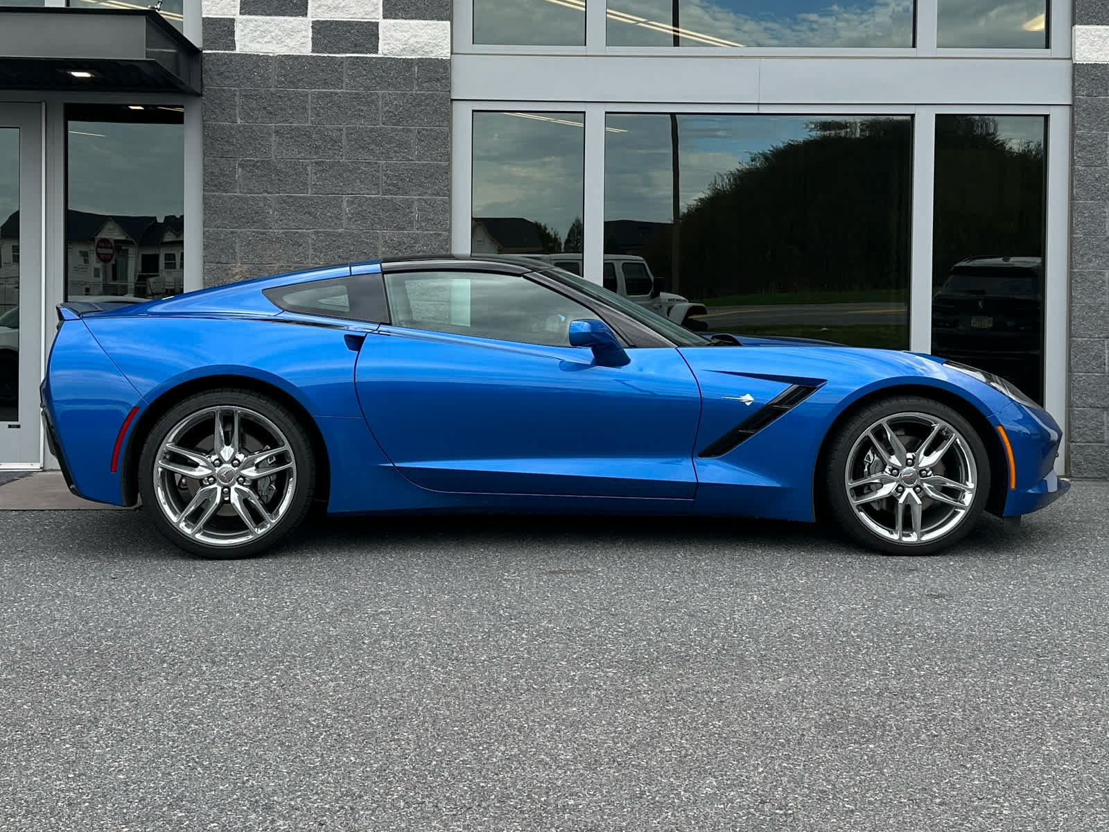 Used 2015 Chevrolet Corvette Stingray Coupe w/ 2LT Preferred Equipment Group RWD image 2