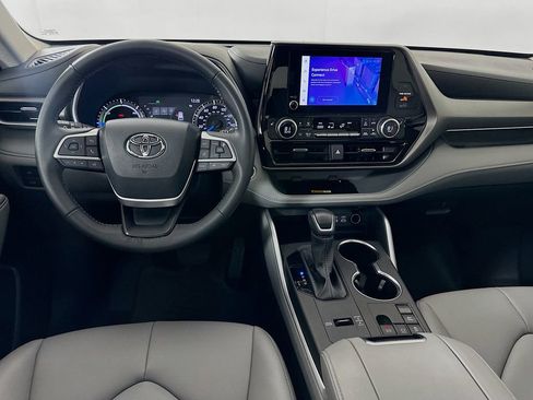 Certified 2024 Toyota Highlander XLE image 23