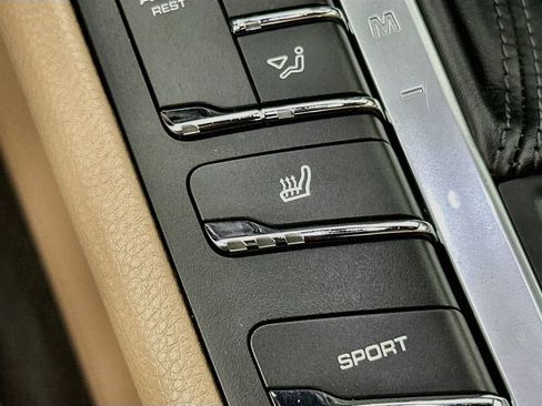 Used 2020 Porsche Macan AWD/4WD image 22