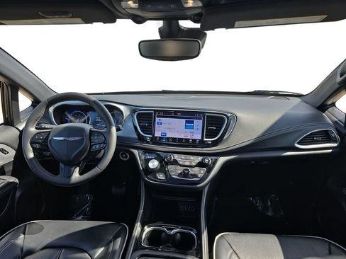 Used 2025 Chrysler Pacifica Limited FWD image 9