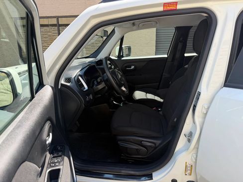 Used 2021 Jeep Renegade Latitude FWD image 20