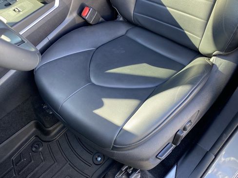 Used 2023 Toyota Highlander XLE image 25