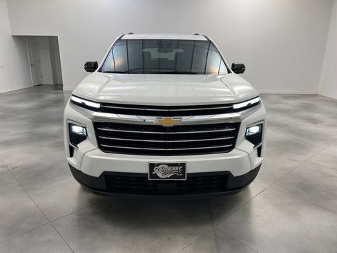 Used 2024 Chevrolet Traverse LT FWD image 3
