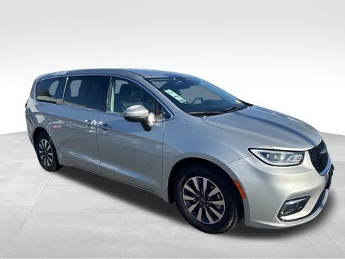 Used 2023 Chrysler Pacifica Touring-L image 8