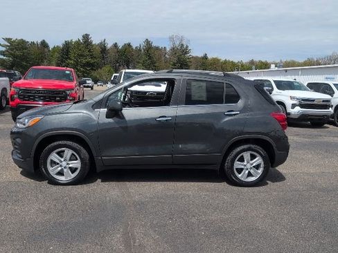 Used 2017 Chevrolet Trax LT w/ LT Convenience Package FWD image 2