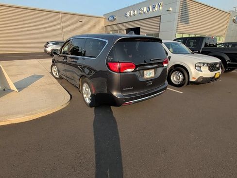 Used 2018 Chrysler Pacifica Touring Plus w/ Tire & Wheel Group FWD image 6