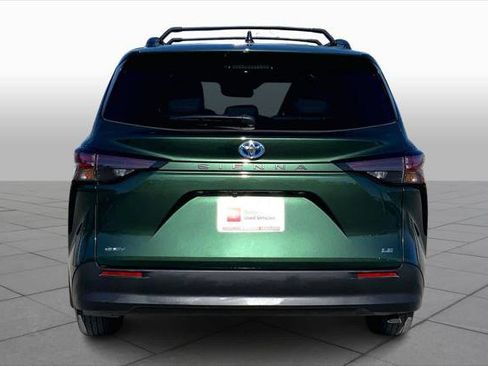 Certified 2025 Toyota Sienna LE w/ LE Plus Package image 4