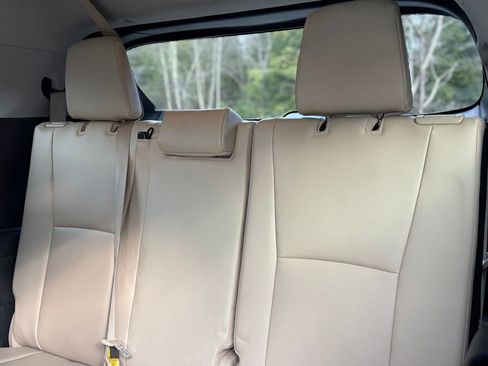 Used 2022 Toyota Highlander XLE image 5