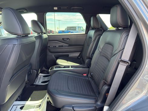 Used 2025 Nissan Pathfinder Rock Creek AWD/4WD image 10