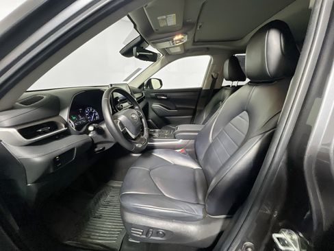 Used 2022 Toyota Highlander XLE FWD image 14
