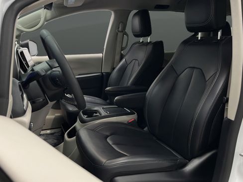 Used 2023 Chrysler Pacifica Touring-L FWD image 9