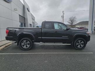 Used 2017 Toyota Tacoma TRD Sport w/ Tow Package (A/T) video 2