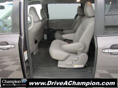 Used 2015 Toyota Sienna L image 16