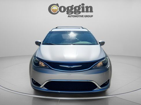 Used 2019 Chrysler Pacifica Touring-L image 9