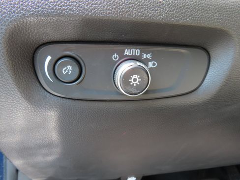 Used 2022 Chevrolet Traverse LT image 14