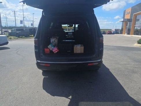 Used 2023 Jeep Wagoneer Series II w/ Flexible Seating Group image 8