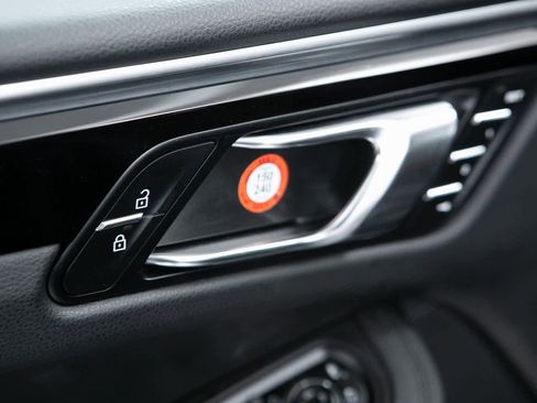 Certified 2021 Porsche Macan image 19