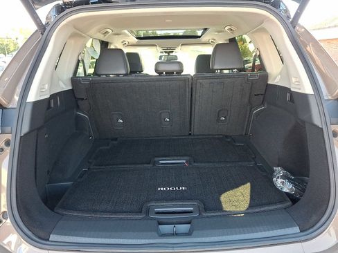 Used 2024 Nissan Rogue Platinum image 32