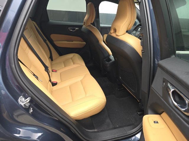 Used 2020 Volvo XC60 T6 Momentum AWD/4WD image 27