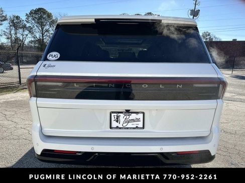 New 2026 Lincoln Navigator Reserve image 4