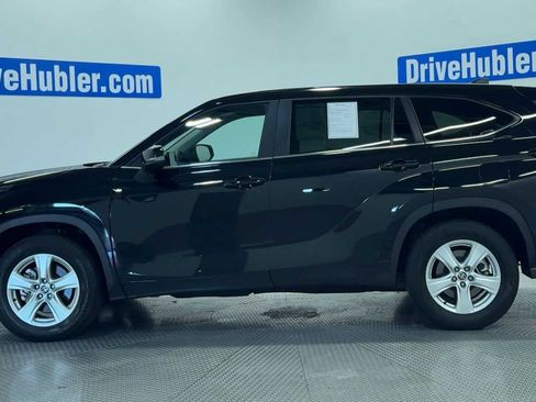 Used 2025 Toyota Highlander LE FWD image 5