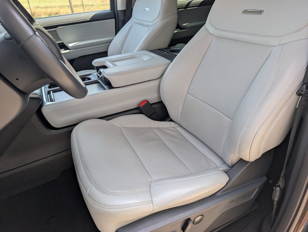 Used 2025 Ford Expedition Platinum w/ Driver's Package AWD/4WD image 5