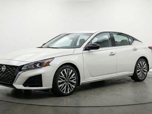 Used 2025 Nissan Altima 2.5 SV image 3