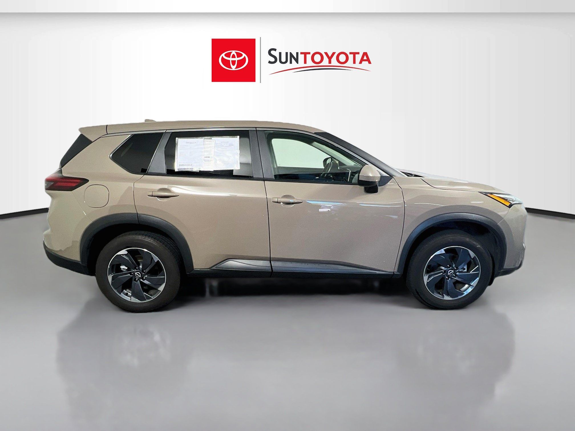 Used 2025 Nissan Rogue SV FWD image 2