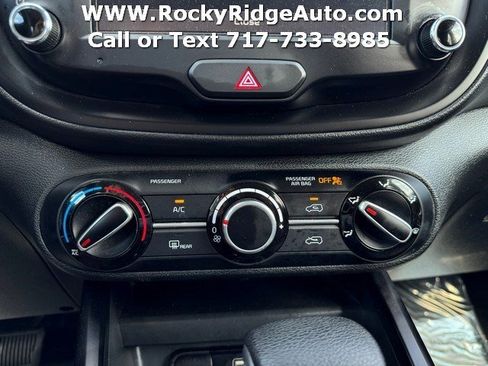 Used 2025 Kia Soul LX w/ LX Technology Package FWD image 23