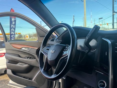 Used 2017 Cadillac Escalade ESV Luxury AWD/4WD image 28