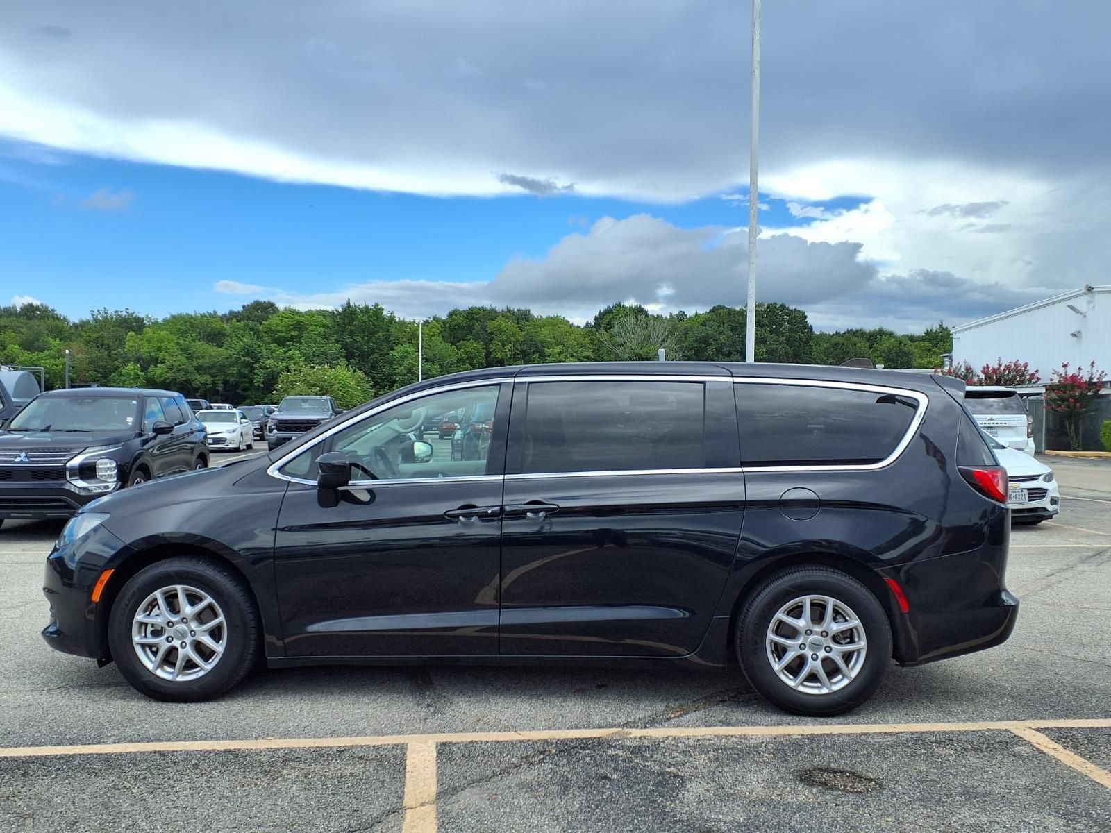 Used 2023 Chrysler Voyager LX FWD image 24