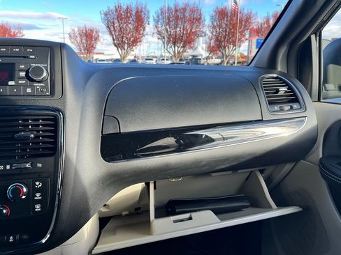 Used 2016 Dodge Grand Caravan SE image 16