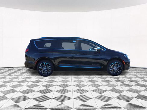 New 2026 Chrysler Pacifica Pinnacle w/ Trailer Tow Group AWD/4WD image 12