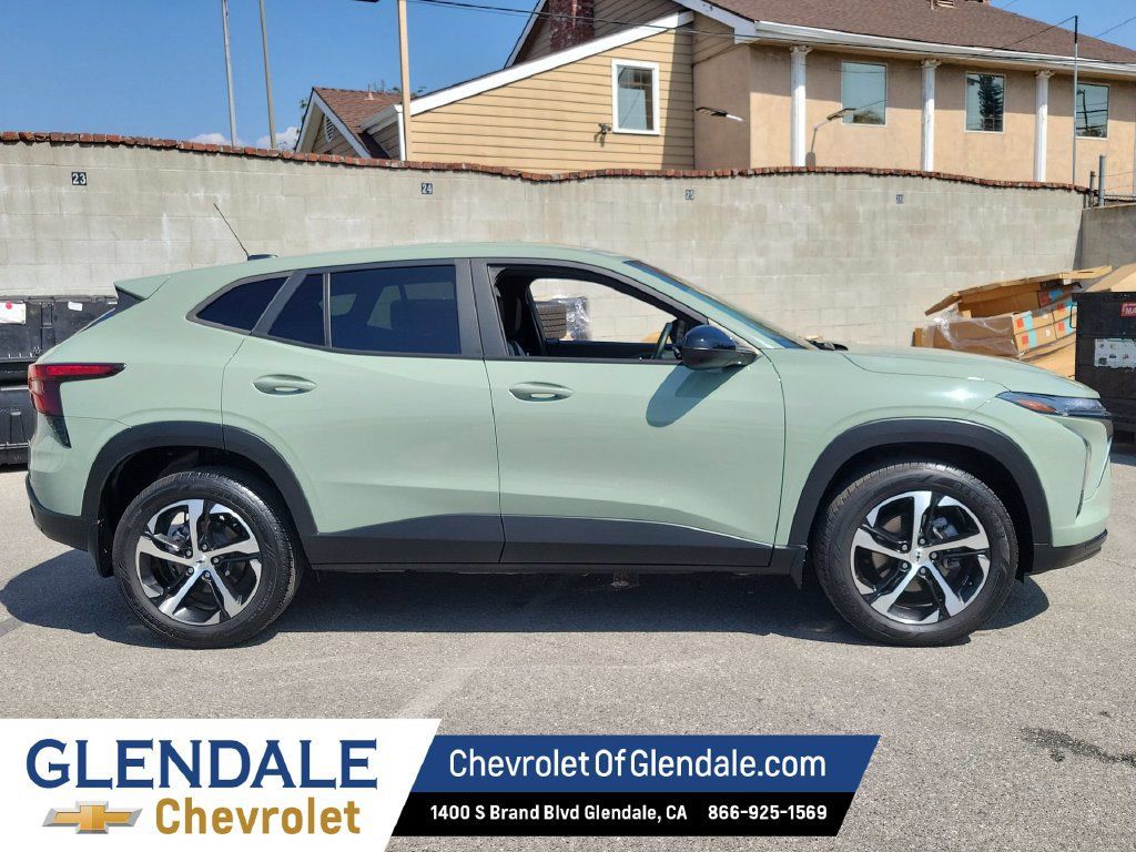 Used 2024 Chevrolet Trax RS w/ Driver Confidence Package FWD image 2