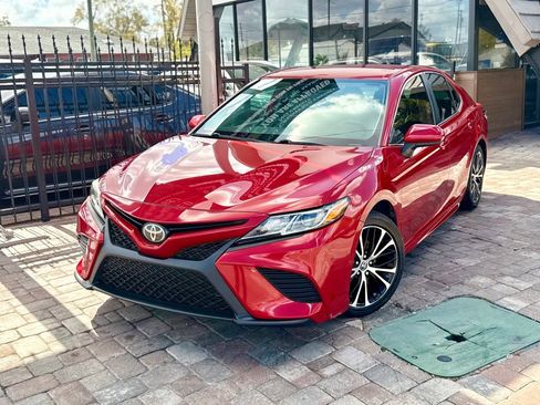 Used 2019 Toyota Camry SE image 2