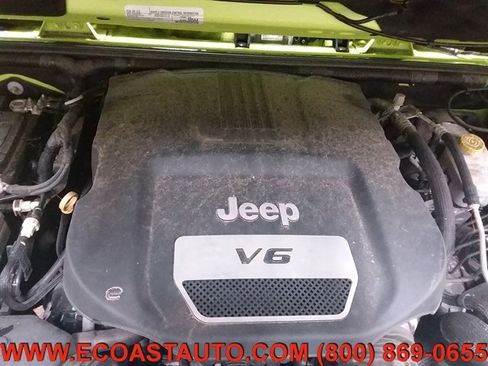 Used 2016 Jeep Wrangler Unlimited Sahara w/ Connectivity Group image 9