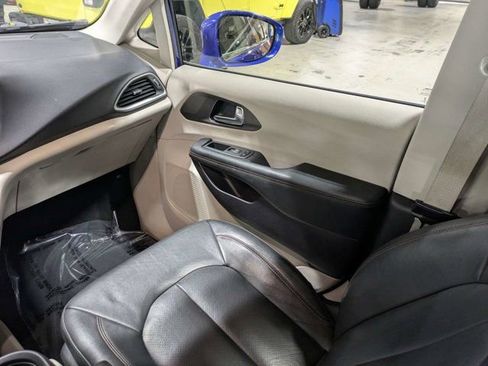 Used 2020 Chrysler Pacifica Touring-L FWD image 18