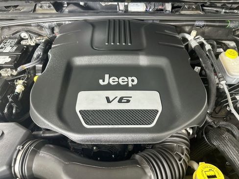 Used 2017 Jeep Wrangler Unlimited Sahara w/ Connectivity Group AWD/4WD image 29