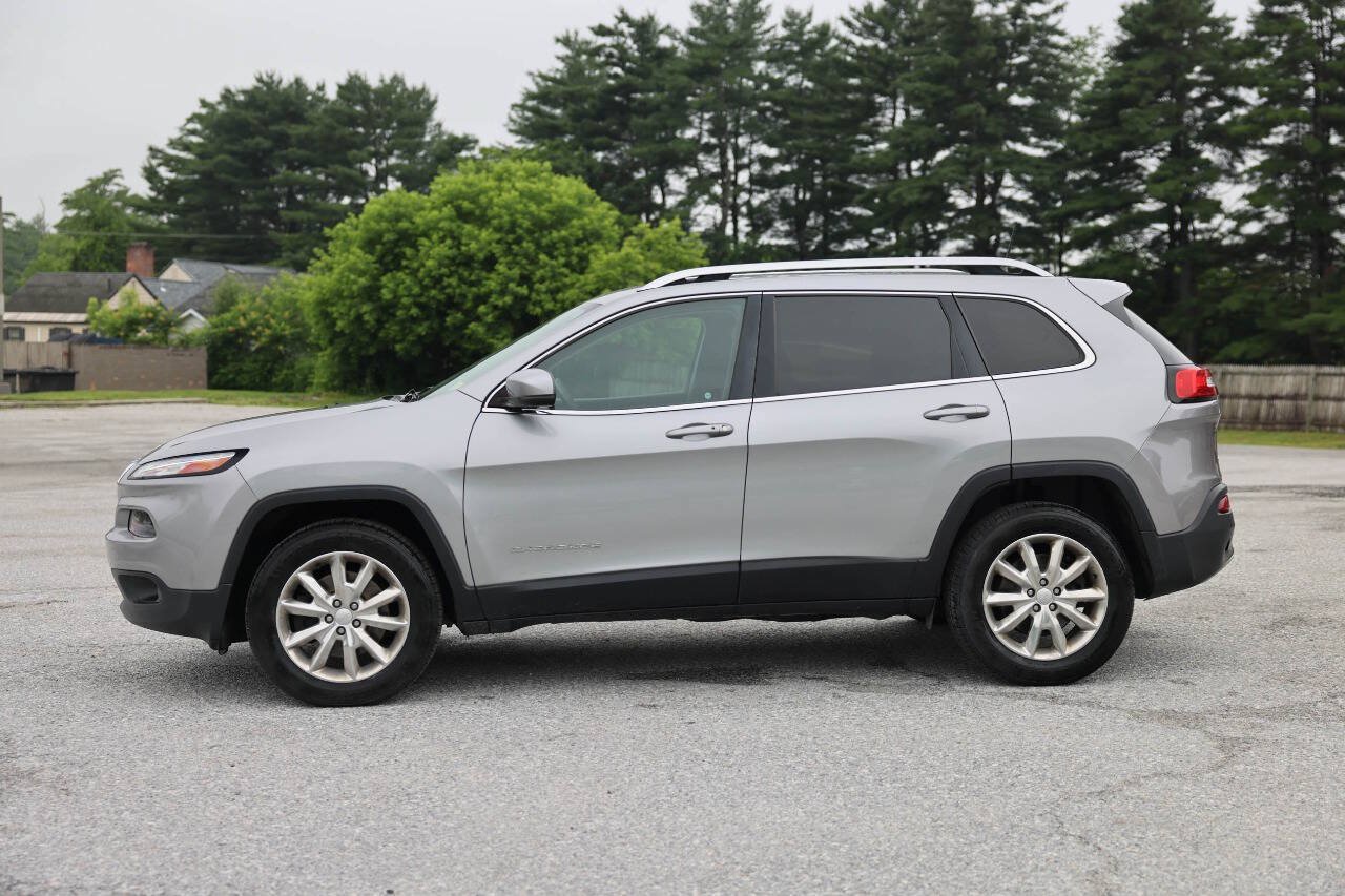 Used 2017 Jeep Cherokee Limited AWD/4WD image 2