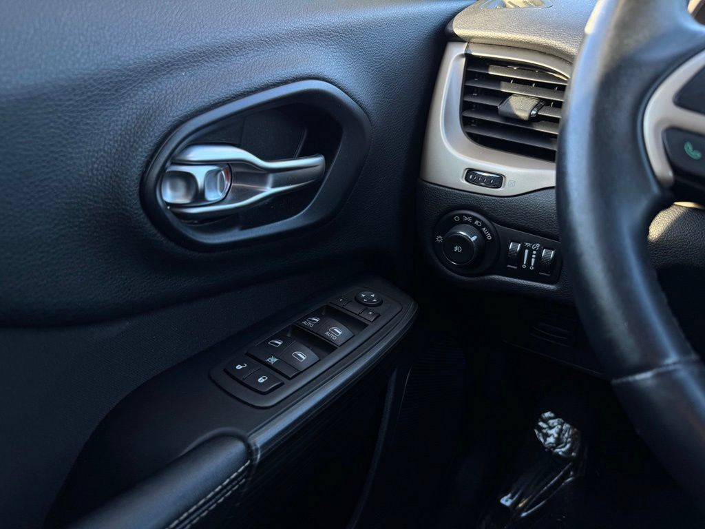 Used 2014 Jeep Cherokee Latitude w/ Comfort/Convenience Group AWD/4WD image 34
