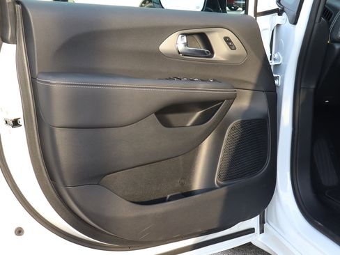 New 2026 Chrysler Pacifica Select image 9