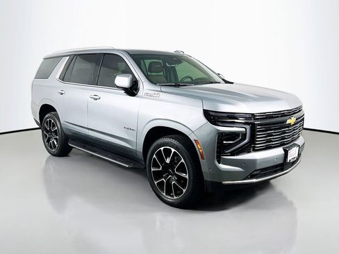 Used 2025 Chevrolet Tahoe High Country AWD/4WD image 3