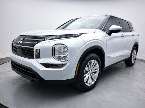 New 2025 Mitsubishi Outlander ES image 3