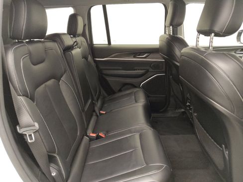 Used 2022 Jeep Grand Cherokee Limited AWD/4WD image 19